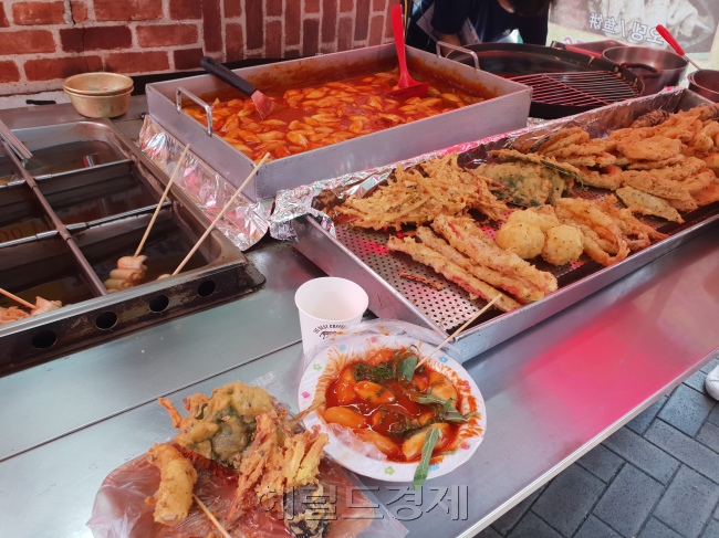 [8일 이대 앞 길거리 노점상 중 유일하게 문을 연 ‘이대 깻잎 떡볶이’. 김유진 기자/kacew@heraldcorp.com]