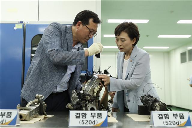 김현미 국토부 장관이 8일 류도정 자동차안전연구원장에게 BMW 결함 부품에 대한 설명을 듣고 있다. 김 장관은 이 자리에서 BMW 차량에 대한 강제 운행정지 명령을 검토하겠다고 밝혔다.  [제공=국토부]