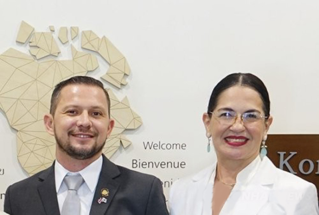 Ecuador's Minister of Industries and Productivity Eva Garcia Fabre (R) poses for photos at the headquarters of the Korea International Cooperation Agency in Seongnam on Aug. 8. (Yonhap)