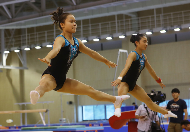 Yeo Seo-jeong, left (Yonhap)