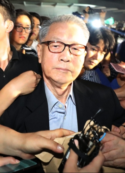 김기춘 전 청와대 비서실장이 9일 검찰의 소환 통보에도 불출석했다. 김 전 실장은 양승태 전 대법원장 재임 시절 일제 강제징용 재판에 부당하게 개입한 혐의를 받고 있다. 사진은 김 전 실장이 6일 오전 구속 기간 만료로 석방돼 서울 송파구 동부구치소를 나서는 모습. [사진=연합뉴스]