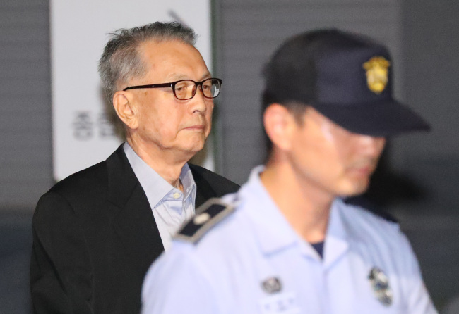 Kim Ki-choon, a former presidential chief of staff, leaves a detention center in eastern Seoul on Aug. 6, as his custody period ends. (Yonhap)