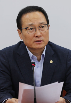 [더불어민주당 홍영표 원내대표가 9일 오전 국회에서 열린 정책조정회의에서 발언하고 있다. 사진=연합뉴스]