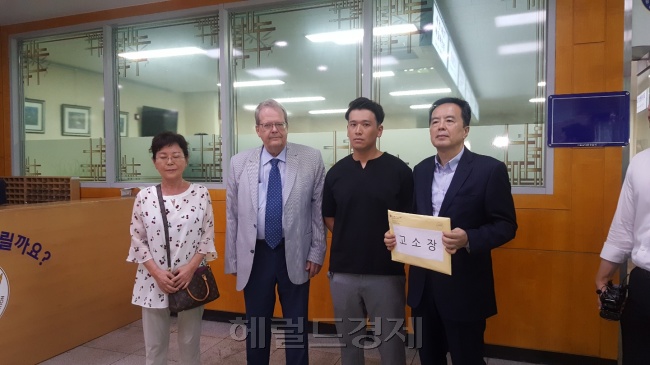 (오른쪽부터) 하종선 법무법인 바른 변호사와 이광선 BMW피해자모임 대표, 그외 노르웨이에서 한국을 찾은 피해자 등. [사진=정세희 기자/say@heraldcorp.com]