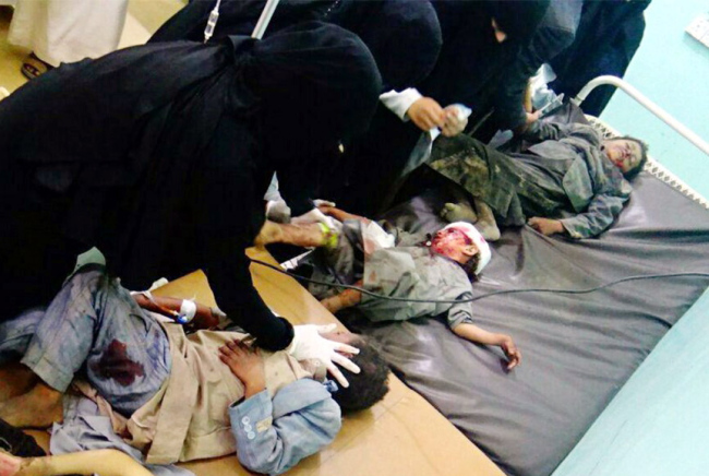 <YONHAP PHOTO-5016> epa06937882 A handout video grab photo made available by the Houthi Movement showing wounded Yemeni children lying on beds receiving treatment at a hospital after being injured in an alleged Saudi-led airstrike in the northern province of Saada, Yemen, 09 August 2018. According to reports, an alleged Saudi-led airstrike hit a bus carrying children in a market in the northern Yemeni province of Saada, killing at least 43 people, including children, and wounding 63 others. EPA/HOUTHI MOVEMENT HANDOUT BEST QUALITY AVAILABLE. HANDOUT EDITORIAL USE ONLY/NO SALES/2018-08-09 23:16:26/ <저작권자 ⓒ 1980-2018 ㈜연합뉴스. 무단 전재 재배포 금지.>
<YONHAP PHOTO-5016> epa06937882 A handout video grab photo made available by the Houthi Movement showing wounded Yemeni children lying on beds receiving treatment at a hospital after being injured in an alleged Saudi-led airstrike in the northern province of Saada, Yemen, 09 August 2018. According to reports, an alleged Saudi-led airstrike hit a bus carrying children in a market in the northern Yemeni province of Saada, killing at least 43 people, including children, and wounding 63 others. EPA/HOUTHI MOVEMENT HANDOUT BEST QUALITY AVAILABLE. HANDOUT EDITORIAL USE ONLY/NO SALES/2018-08-09 23:16:26/ <저작권자 ⓒ 1980-2018 ㈜연합뉴스. 무단 전재 재배포 금지.>
