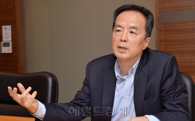하종선 변호사가 9일 인터뷰하고 있다. 하 변호사는 폴크스바겐 배출가스 조작 사건, 벤츠 브레이크 결함 등 차량 소비자 소송을 다양하게 경험한 전문가다. [사진=정희조 기자 checho@heraldcorp.com]