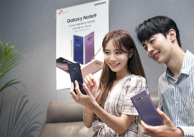SK텔레콤 모델이 SK텔레콤 공식인증대리점과 공식온라인몰 ‘T월드다이렉트’에서 진행되는 갤럭시 노트9 예약판매를 알리고 있다.  [제공=SK텔레콤］
