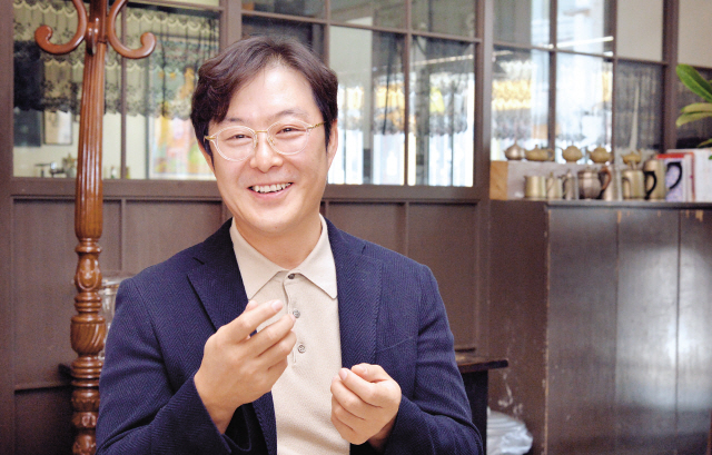 ‘레베카’(2013), ‘마타하리’(2016)에 이어 최근 ‘웃는 남자’(2018)로 흥행가도를 달리고 있는 뮤지컬 기획사 이엠케이뮤지컬컴퍼니(EMK)의 엄홍현 대표를 만났다. 맨손으로 상경해 뮤지컬계 이단아로 성장하기까지, 파란만장한 스토리가 뮤지컬 공연보다 흥미롭다.  정희조 기자/checho@heraldcorp.com