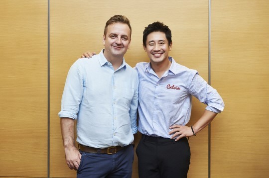 David Belshaw (left) and Shin Ha-kyun (MBC)