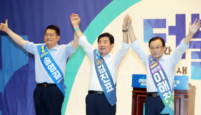10일 강원 원주시 한라대 대강당에서 열린 더불어민주당 당대표 및 최고위원 후보 합동연설회와 강원도당 정기대의원대회에서 송영길(왼쪽부터), 김진표, 이해찬 당 대표 후보가 인사하고 있다.[사진=연합뉴스]
10일 강원 원주시 한라대 대강당에서 열린 더불어민주당 당대표 및 최고위원 후보 합동연설회와 강원도당 정기대의원대회에서 송영길(왼쪽부터), 김진표, 이해찬 당 대표 후보가 인사하고 있다.[사진=연합뉴스]