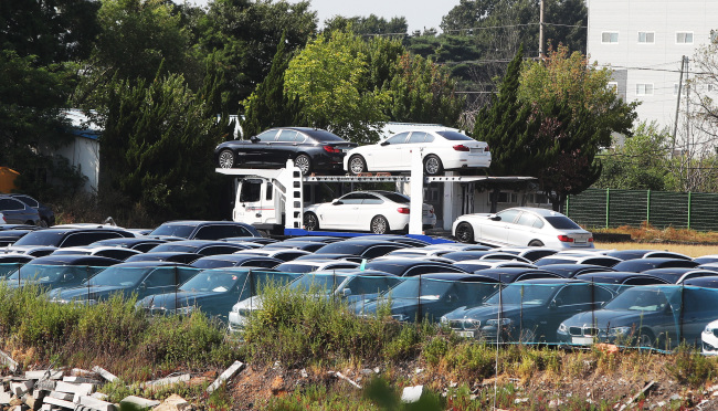 <YONHAP PHOTO-3897> 평택으로 이동 중인 BMW 리콜 차량 (평택=연합뉴스) 홍기원 기자 = 10일 경기도 평택시 BMW 차량물류센터 인근에 BMW 리콜 대상 차들이 서 있다. BMW코리아 관계자는 10일 "서울, 경기 등 수도권 일대 서비스센터에 입고된 차량 중 고객이 동의한 경우에 한해 이상이 있는 차를 평택항 쪽으로 옮기고 있다"고 밝혔다. 평택항에 리콜 부품인 배기가스 재순환장치(EGR)가 도착하면 이들 차량에 대해 교체 작업을 한 뒤 고객에게 차량을 인도하게 된다. 2018.8.10 xanadu@yna.co.kr/2018-08-10 16:30:56/ <저작권자 ⓒ 1980-2018 ㈜연합뉴스. 무단 전재 재배포 금지.>
<YONHAP PHOTO-3897> 평택으로 이동 중인 BMW 리콜 차량 (평택=연합뉴스) 홍기원 기자 = 10일 경기도 평택시 BMW 차량물류센터 인근에 BMW 리콜 대상 차들이 서 있다. BMW코리아 관계자는 10일 "서울, 경기 등 수도권 일대 서비스센터에 입고된 차량 중 고객이 동의한 경우에 한해 이상이 있는 차를 평택항 쪽으로 옮기고 있다"고 밝혔다. 평택항에 리콜 부품인 배기가스 재순환장치(EGR)가 도착하면 이들 차량에 대해 교체 작업을 한 뒤 고객에게 차량을 인도하게 된다. 2018.8.10 xanadu@yna.co.kr/2018-08-10 16:30:56/ <저작권자 ⓒ 1980-2018 ㈜연합뉴스. 무단 전재 재배포 금지.>