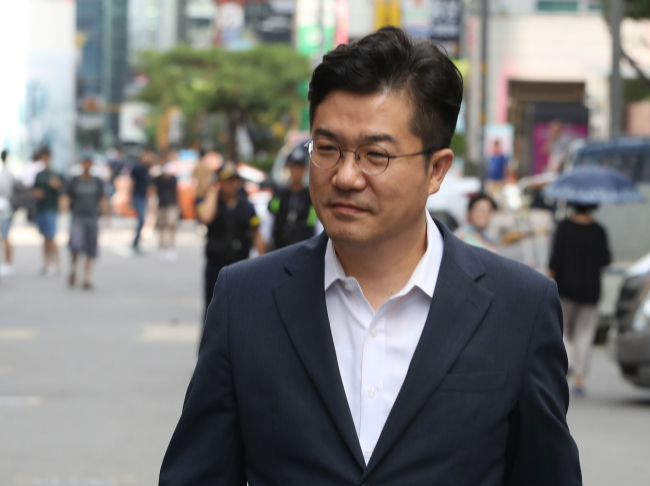 송인배 청와대 정무비서관이 12일 오전 서울 특검 사무실로 참고인 조사를 받기 위해 출석하고 있다. [출처=연합뉴스]