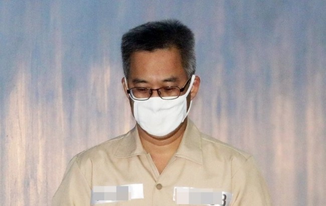 드루킹 김동원씨가 아내 유사강간 및 폭행 혐의 공판을 받기 위해 6일 오후 호송차에서 내려 서울지법 법정으로 가고 있다.[사진=연합뉴스]