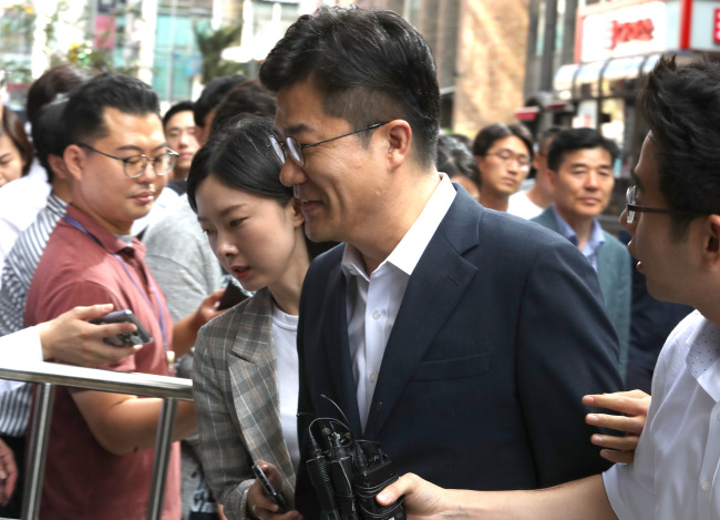 송인배 청와대 정무비서관이 12일 오전 서울 특검 사무실로 참고인 조사를 받기 위해 출석하고 있다. [출처=연합뉴스]