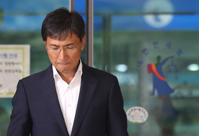 Former South Chungcheong Provincial Gov. An Hee-jung leaves the Seoul Western District Court after attending a trial on July 17.  (Yonhap)
　