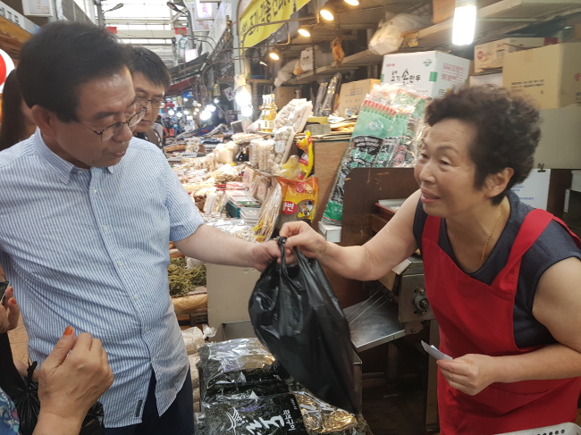 박원순 서울시장이 지난 12일 강북구 수유1동 수유시장을 찾아 상인들을 만나고 있다.  이원율 기자/yul@heraldcorp.com