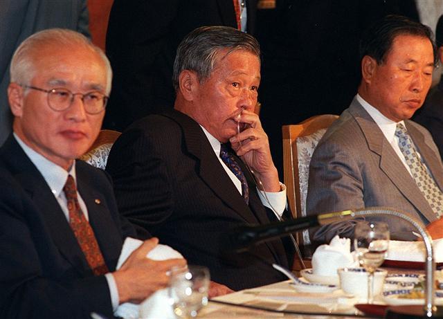 IMF 구제금융 직전인 1997년 9월 폐암 수술을 받은 고 최종현 회장(가운데)이 산소 호흡기를 꽂은 채 전경련 회장단 회의에 참석, 경제위기 극복방안을 논의하고 있다.