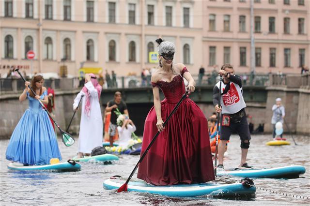<YONHAP PHOTO-6703> ST PETERSBURG, RUSSIA - AUGUST 12, 2018: Costumed stand up paddle boarders take part in the 2018 Fontanka-SUP surfing festival in the Moika and the Fontanka Rivers, the Kryukov and the Griboyedov Canals. Peter Kovalev/TASS/2018-08-12 20:43:09/ <저작권자 ⓒ 1980-2018 ㈜연합뉴스. 무단 전재 재배포 금지.>