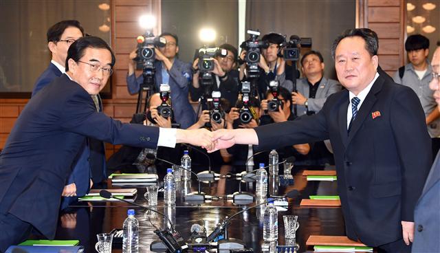 13일 판문점 북측 통일각에서 열린 남북고위급회담에서 우리측 수석대표 조명균 통일부 장관(왼쪽)과 북측 수석대표 리선권 조국평화통일위원회 위원장이 악수하고 있다. 남북 대표단은 이번 회의에서 판문점 선언 이행상황을 점검하고 3차 정상회담의 일정과 장소 등을 협의할 예정이다. [판문점 사진공동취재단]
