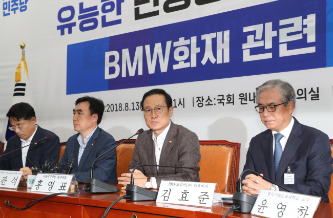 더불어민주당 홍영표 원내대표가 13일 오전 국회에서 열린 더불어민주당 교통위원회 소속 'BMW 화재' 긴급간담회에서 발언하고 있다. 오른쪽부터 김효준 BMW코리아 회장, 더불어민주당 홍영표 원내대표, 윤관석 의원, 김정렬 국토교통부 제2차관.[사진=연합뉴스]
더불어민주당 홍영표 원내대표가 13일 오전 국회에서 열린 더불어민주당 교통위원회 소속 'BMW 화재' 긴급간담회에서 발언하고 있다. 오른쪽부터 김효준 BMW코리아 회장, 더불어민주당 홍영표 원내대표, 윤관석 의원, 김정렬 국토교통부 제2차관.[사진=연합뉴스]