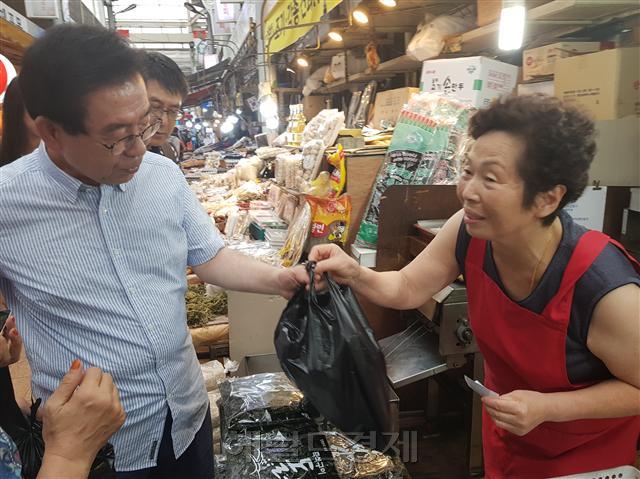 박원순 서울시장이 지난 12일 강북구 수유1동 수유시장을 찾아 상인들을 만나고 있다.  이원율 기자/yul@heraldcorp.com