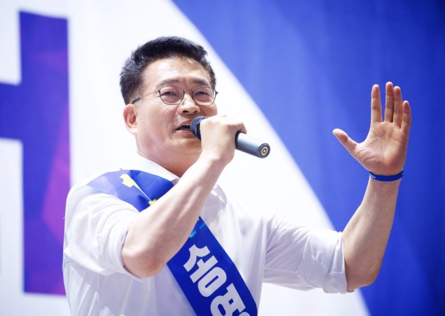 송영길 더불어민주당 당대표 후보가 12일 경북 안동 그랜드호텔에서 열린 경북대의원대회에서 연설하고 있다.[사진=송영길 후보 캠프 제공]
송영길 더불어민주당 당대표 후보가 12일 경북 안동 그랜드호텔에서 열린 경북대의원대회에서 연설하고 있다.[사진=송영길 후보 캠프 제공]