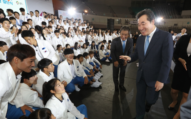 Prime Minister Lee Nak-yon, right, showed his support for the South Korean athletes competing at the 2018 Asian Games during their team launch ceremony at SK Olympic Handball Gymnasium in Seoul on Aug. 7. (Yonhap)