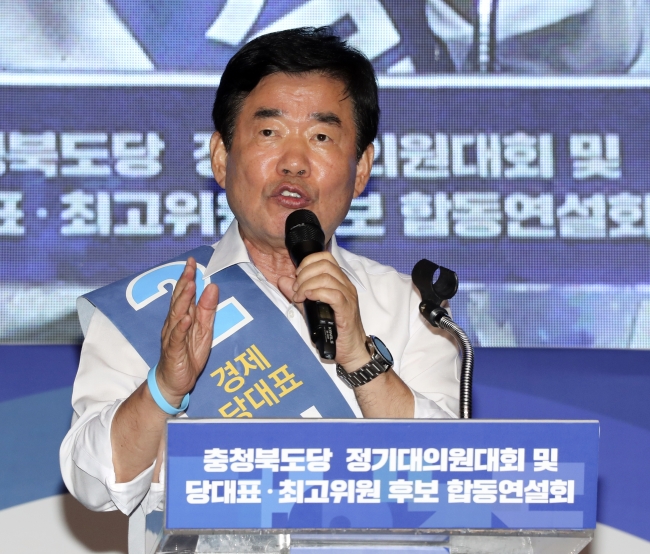10일 오후 청주시 충북장애인스포츠센터에서 열린 더불어민주당 당대표 · 최고위원 후보 합동연설회에서 김진표 당대표 후보가 연설하고 있다. (사진=연합뉴스)