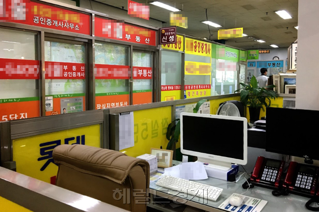 정부의 합동단속 선언에 중개업소들은 일제히 문을 닫았다. 13일 이뤄진 잠실주공5단지 중앙상가 내 39곳 중 34곳의 중개업소도 불이 꺼졌다.