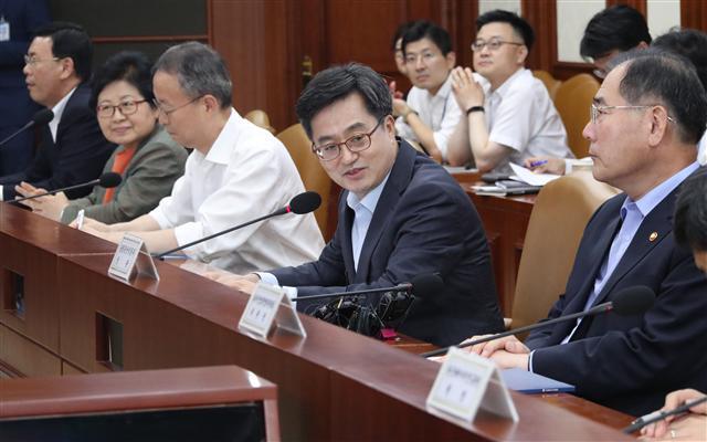 정부가 경기를 활성화하기 위한 재정의 역할을 강화하면서 당초 감축할 계획이었던 경제관련 예산이 내년에 증액으로 선회할 전망이다. 13일 오후 서울 세종로 정부서울청사에 김동연 부총리 겸 기획재정부 장관이 혁신성장 관계장관회의를 주재하고 있다.  [연합뉴스]