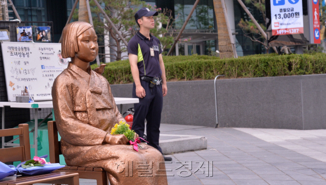 14일은 정부가 공식기념일로 지정한 '세계위안부 기림의 날'이다.고 김학순 할머니가 1991년 8월 14일 최초 공개증언을 통해 일본군 ’위안부’ 피해를 고발한 날을 기억하고 그 용기와 투쟁을 기리기 위한 날이다. 기림의 날이 왔지만 오늘도 일본대사관 앞 '위안부 소녀상'은  어김없이 소녀상농성지킴이의 천막농성과 함께 자리를 지키고 있다. <br />정희조 기자/checho@heraldcorp.com  180814