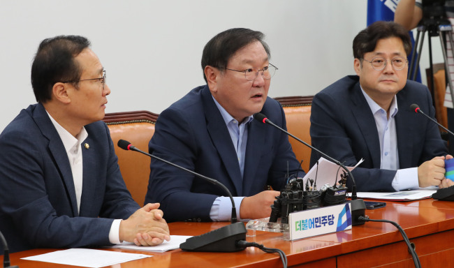 더불어민주당 김태년 정책위의장이 14일 오전 국회에서 열린 원내대책회의에서 발언하고 있다.[사진=연합뉴스]
더불어민주당 김태년 정책위의장이 14일 오전 국회에서 열린 원내대책회의에서 발언하고 있다.[사진=연합뉴스]