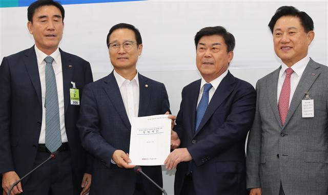 더불어민주당 홍영표 원내대표(왼쪽 두번째)가 14일 오전 국회 원내대표실에서 박성택 회장을 비롯한 중소기업중앙회 회장단의 예방을 받고 ‘일자리 창출 및 기업투자 활성화를 위한 정책제언’을 받고 있다. 박 회장은 이 자리에서 “인력난 해소를 위해 최저임금의 업종별, 규모별, 연령대별 (차등) 적용 입법을 이번 기회에 마련해달라. 최저임금 결정구조도 대폭 개편해달라”고 강조했다.   [연합뉴스]