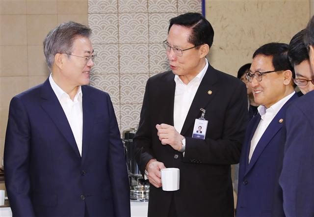 문재인 대통령이 14일 오전 청와대에서 열린 국무회의에 앞서 열린 차담회에서 송영무 국방부 장관(왼쪽 두번째)과 대화하고 있다.  [연합뉴스]