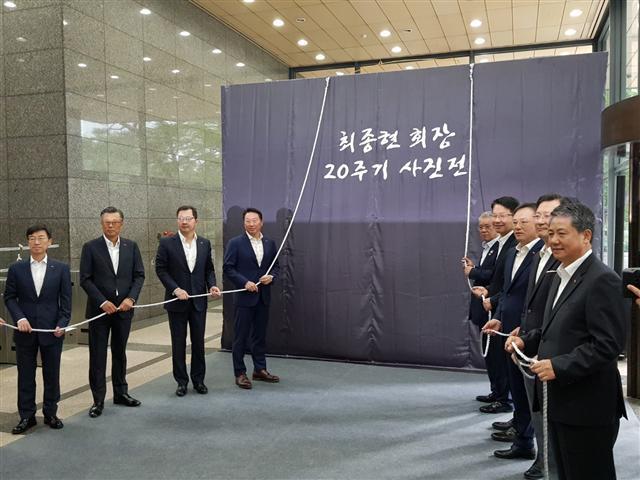14일 서울 종로구 서린동 SK 본사에서 최태원 SK그룹 회장(왼쪽 네 번째)과 최재원 부회장(왼쪽 세 번째), 최신원 SK네트웍스 회장(오른쪽 다섯 번째), 최창원 SK디스커버리 부회장(오른쪽 네 번째) 등이 최종현 선대회장 20주기 사진전 제막식에 참가했다.