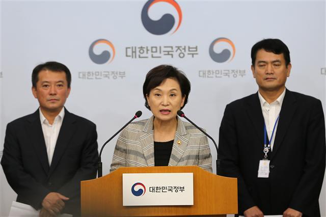 김현미 국토교통부 장관이 14일 정부세종청사에서 BMW 리콜차량의 강제 운행정지 명령을 담은 대국민 담화문을 발표하고 있다.  [제공=국토부]