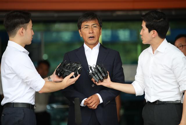 자신의 비서에 대한 성폭력 혐의로 기소된 안희정 전 충남지사가 14일 오전 서울서부지법에서 열린 1심 선고 공판에서 무죄가 선고된 뒤 “부끄럽고 죄송하다는 말씀만 올립니다”며 법원을 나서고 있다. [연합뉴스]
