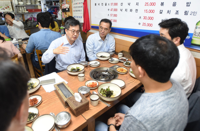 Koreans share food in a local restaurant in Seoul. (Yonhap)