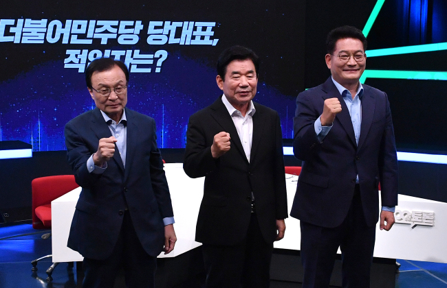 더불어민주당 당대표 후보들이 14일 서울 마포구 상암동 MBC 방송 100분 토론에 출연 3차 TV 합동토론회를 가졌다. 왼쪽부터 이해찬, 김진표, 송영길 후보.[사진=연합뉴스]
더불어민주당 당대표 후보들이 14일 서울 마포구 상암동 MBC 방송 100분 토론에 출연 3차 TV 합동토론회를 가졌다. 왼쪽부터 이해찬, 김진표, 송영길 후보.[사진=연합뉴스]