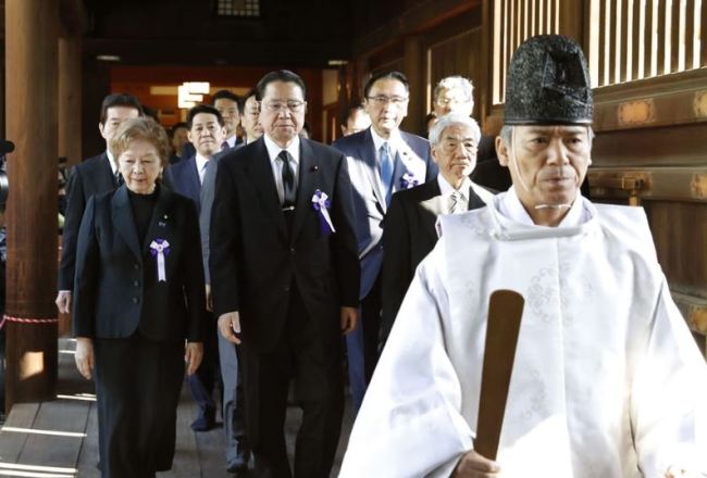 Japanese lawmakers visit the Yasukuni Shrine in Tokyo on April 20. (Yonhap)