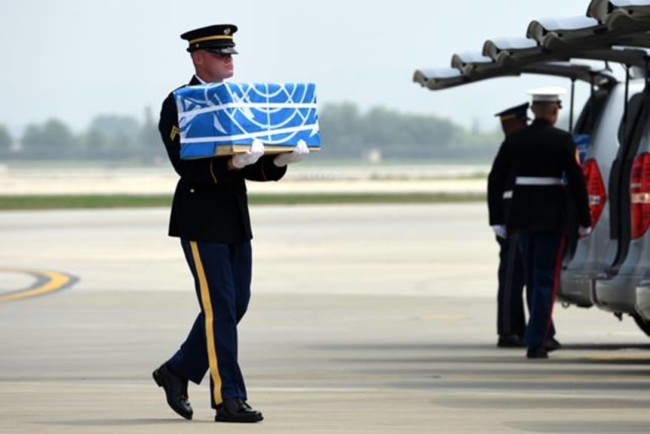 A US soldier carrying the remain of an American soldier killed during the Korean War. Yonhap