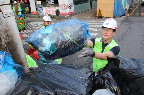 채현일 서울 영등포구청장이 ‘1일 환경미화원’이 돼 작업을 하고 있다(왼쪽),  류경기 서울 중랑구청장이 빗자루를 들고 주민과 골목길을 청소하고 있다.  [제공=영등포구, 중랑구]
