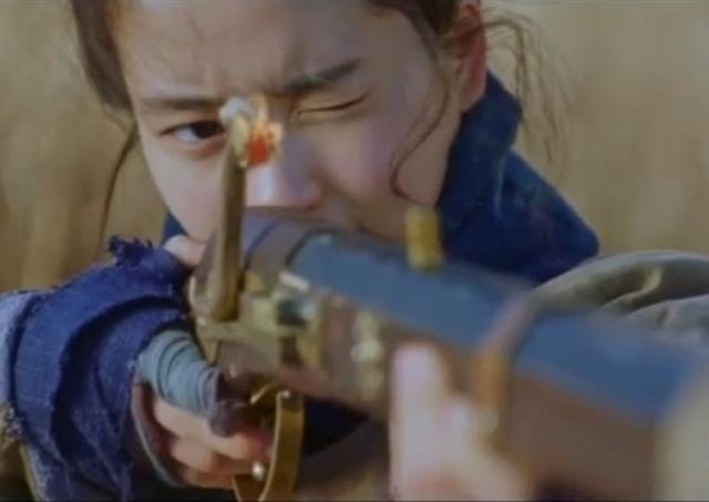 영화 ‘암살’(위)과 드라마 ‘미스터 선샤인’의 여성 의병.