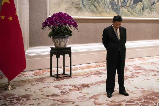 <YONHAP PHOTO-1977> FILE - In this June 21, 2018, file photo, China's President Xi Jinping waits for the arrival of Papua New Guinea Prime Minister Peter O'Neill prior to a meeting at the Diaoyutai State Guesthouse in Beijing. Just months after clearing the way to rule in perpetuity president and ruling Communist Party leader Xi Jinping is best by a wave of economic, foreign policy and domestic political challenges. (Fred Dufour/Pool Photo via AP, File)/2018-08-13 09:48:39/ <저작권자 ⓒ 1980-2018 ㈜연합뉴스. 무단 전재 재배포 금지.>
<YONHAP PHOTO-1977> FILE - In this June 21, 2018, file photo, China's President Xi Jinping waits for the arrival of Papua New Guinea Prime Minister Peter O'Neill prior to a meeting at the Diaoyutai State Guesthouse in Beijing. Just months after clearing the way to rule in perpetuity president and ruling Communist Party leader Xi Jinping is best by a wave of economic, foreign policy and domestic political challenges. (Fred Dufour/Pool Photo via AP, File)/2018-08-13 09:48:39/ <저작권자 ⓒ 1980-2018 ㈜연합뉴스. 무단 전재 재배포 금지.>