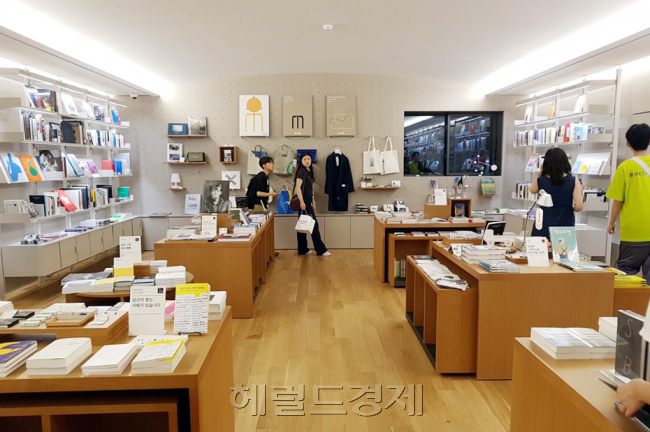 한남동 스틸북스. 카카오의 자회사인 제이오에이치(JOH)에서 제안하는 새로운 도심 속 복합공간 사운즈한남 안에 자리잡았다. [사진=김지윤 기자]