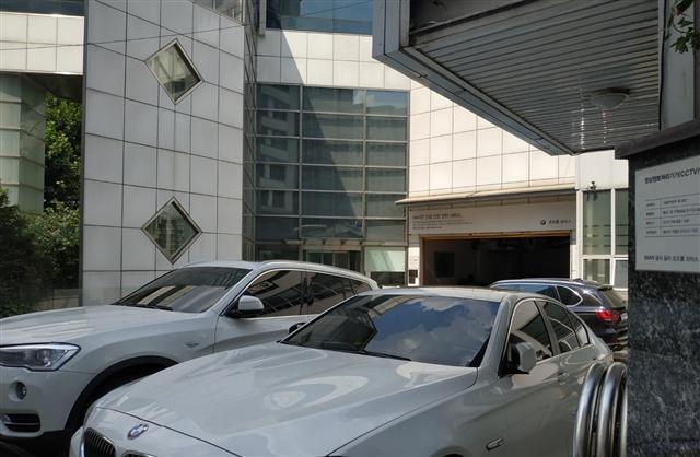 많은 차들로 북적대고 있는 BMW코오롱모터스 마포구 성산서비스센터 앞. 안전점검을 마친 차량들에게 서비스센터에서 제공한 스티커.