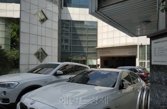 많은 차들로 북적대고 있는 BMW코오롱모터스 마포구 성산서비스센터 앞. 안전점검을 마친 차량들에게 서비스센터에서 제공한 스티커.