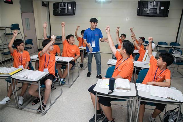 지난 4일 대전광역시 충남대학교에서 ‘2018 삼성드림클래스 여름캠프’에 참가한 중학생들이 대학생 강사로부터 수업을 듣고 있다. [제공=삼성전자]