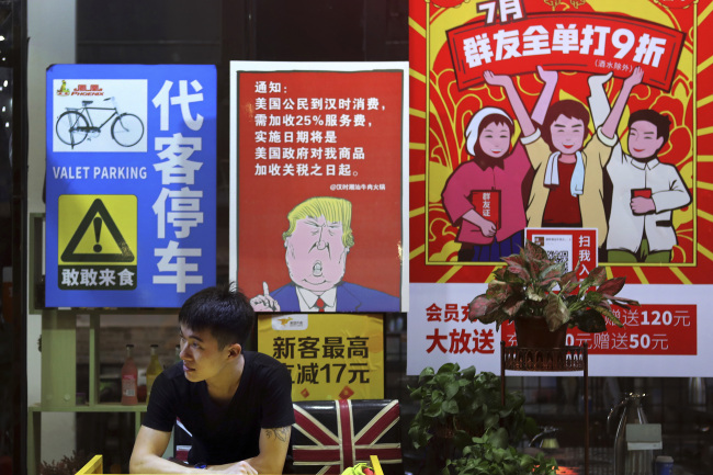 <YONHAP PHOTO-2505> In this Monday, Aug. 13, 2018, photo, a man stands near a poster depicting a mural of U.S. President Donald Trump stating that all American costumers will be charged 25 percent more than others starting from the day president Trump started the trade war against China, on display outside a restaurant in Guangzhou in south China's Guangdong province. The recent trade war between the world's two biggest economies has forced many multinational companies to reschedule purchases and rethink where they buy materials and parts to try to dodge or blunt the effects of tit-for-tat tariffs between Washington and Beijing. (Color China Photo via AP)/2018-08-14 14:59:33/ <저작권자 ⓒ 1980-2018 ㈜연합뉴스. 무단 전재 재배포 금지.>
<YONHAP PHOTO-2505> In this Monday, Aug. 13, 2018, photo, a man stands near a poster depicting a mural of U.S. President Donald Trump stating that all American costumers will be charged 25 percent more than others starting from the day president Trump started the trade war against China, on display outside a restaurant in Guangzhou in south China's Guangdong province. The recent trade war between the world's two biggest economies has forced many multinational companies to reschedule purchases and rethink where they buy materials and parts to try to dodge or blunt the effects of tit-for-tat tariffs between Washington and Beijing. (Color China Photo via AP)/2018-08-14 14:59:33/ <저작권자 ⓒ 1980-2018 ㈜연합뉴스. 무단 전재 재배포 금지.>