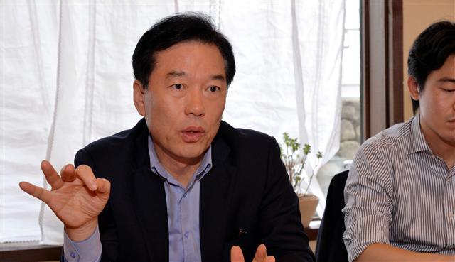 정태호 청와대 일자리수석은 지난 14일 청와대 출입 경제지 기자들과의 인터뷰에서 “고용효과는 내년 초부터 본격적으로 나타날 것”이라고 말했다.
정희조 기자/checho@